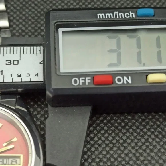 Vintage Automatic 1970s Seiko Mens Watch Red and Gold Face! - Picture 6 of 9